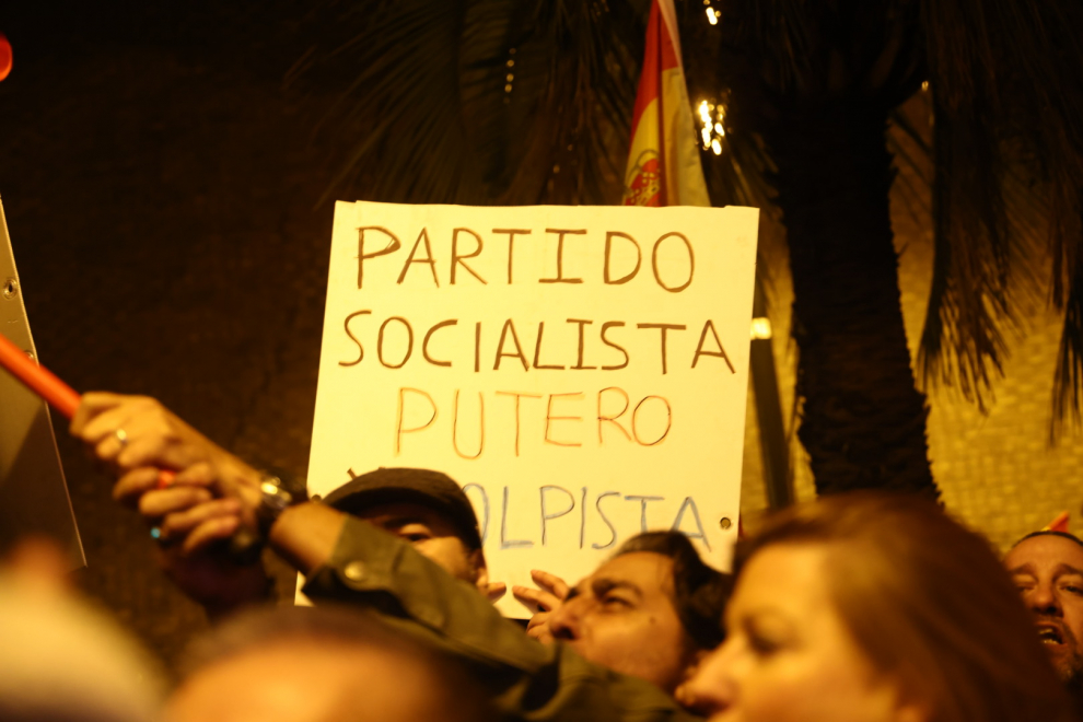 Fotos De La Protesta Contra La Amnistía En La Sede Del PSOE En Zaragoza ...