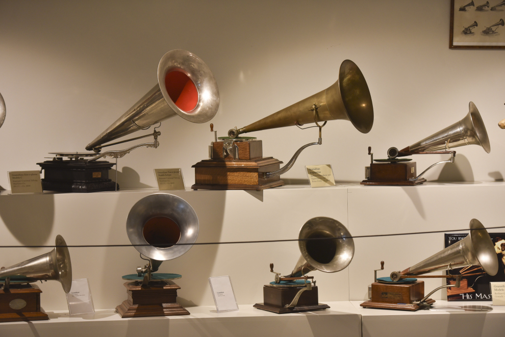 Toda la historia del empeño humano por comprender el sonido y, finalmente, capturarlo -desde los aparatos de experimentación, pasando por los ingenios mecánicos, los fonógrafos y gramófonos, hasta el primer aparato eléctrico-, en el museo que alberga la colección Mur, en Labuerda
