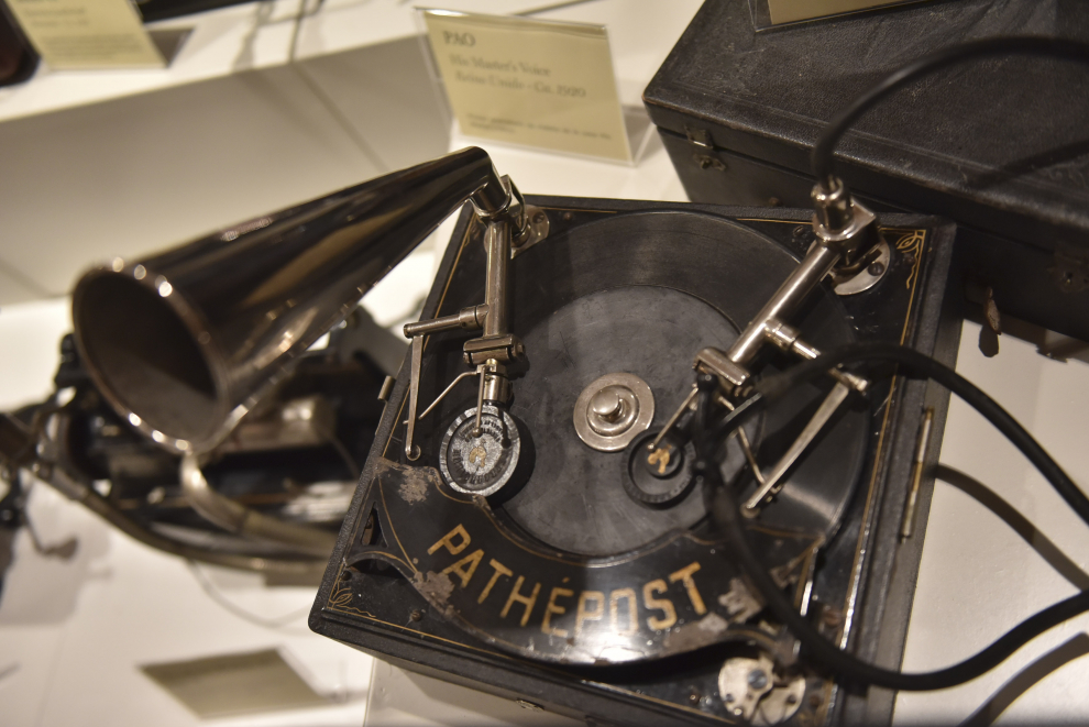 Toda la historia del empeño humano por comprender el sonido y, finalmente, capturarlo -desde los aparatos de experimentación, pasando por los ingenios mecánicos, los fonógrafos y gramófonos, hasta el primer aparato eléctrico-, en el museo que alberga la colección Mur, en Labuerda