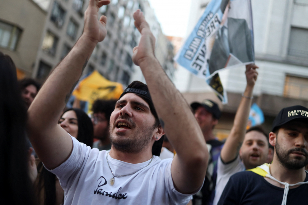 Supporters of Argentine presidential candidate Javier Milei gather outside Mileis campaign headquarters, in Buenos Aires, Argentina November 19, 2023. REUTERS/Cristina Sille [[[REUTERS VOCENTO]]] ARGENTINA-ELECTION/