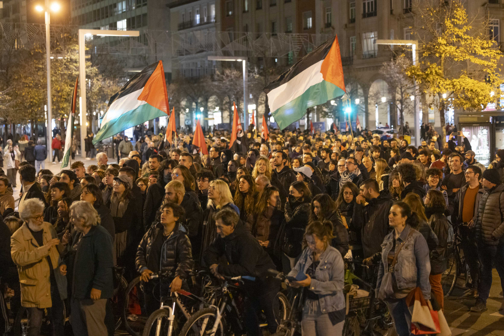 Unas 500 personas recorrieron las calles de la capital aragonesa para denunciar los "discursos del odio" y la "normalización del fascismo".