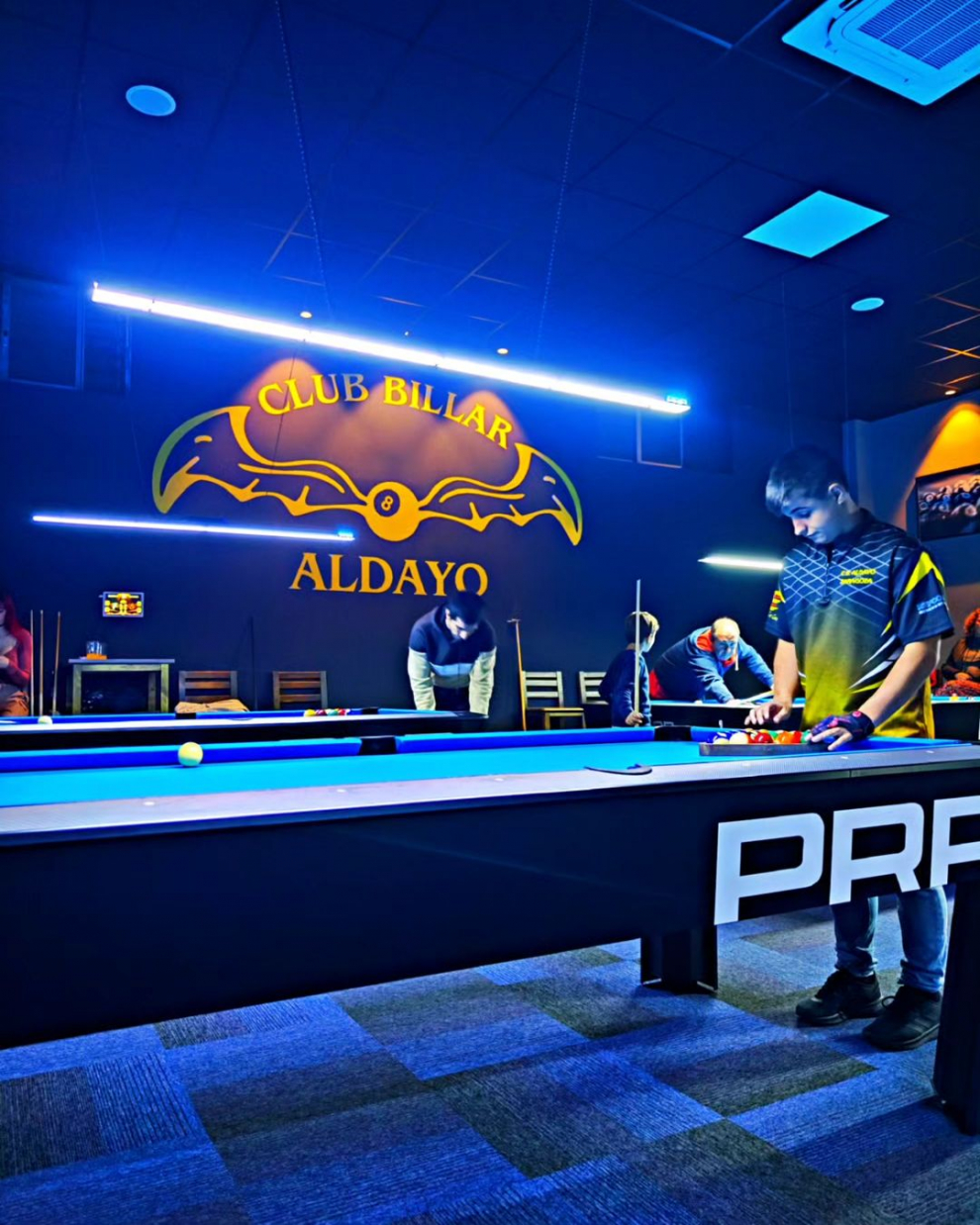 El Club Aldayo se abrió el pasado 18 de noviembre y ofrece 20 mesas de billar  el mayor de Aragón.