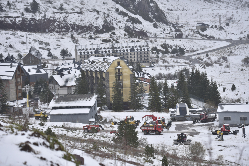 La nieve ha regresado este lunes a las cumbres del Pirineo aragonés