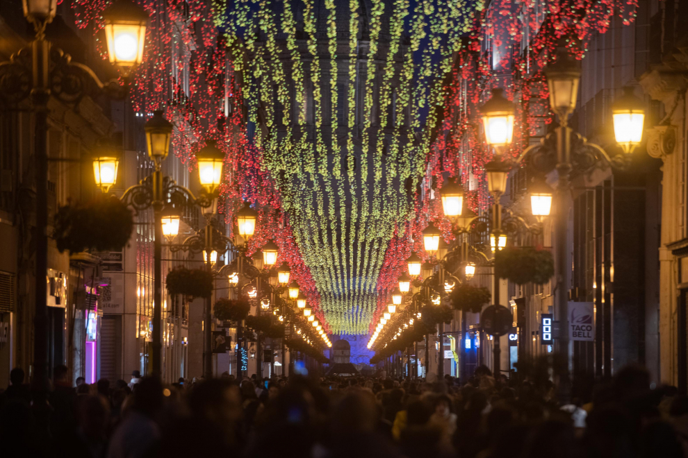 Los ciudadanos abarrotan la calle de Alfonso, que luce las luces de Navidad con los colores de la bandera de España, este miércoles.