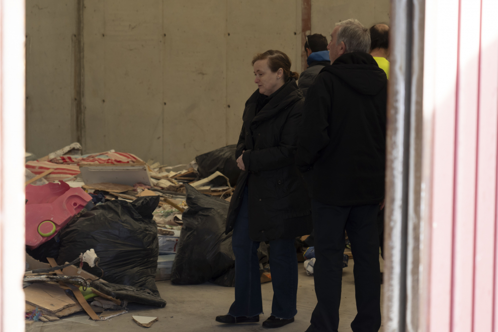 Vecinos del edificio derrumbado en Teruel buscan objetos personales entre los escombros
