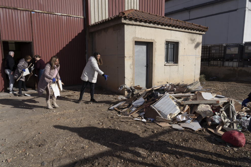 Vecinos del edificio derrumbado en Teruel buscan objetos personales entre los escombros