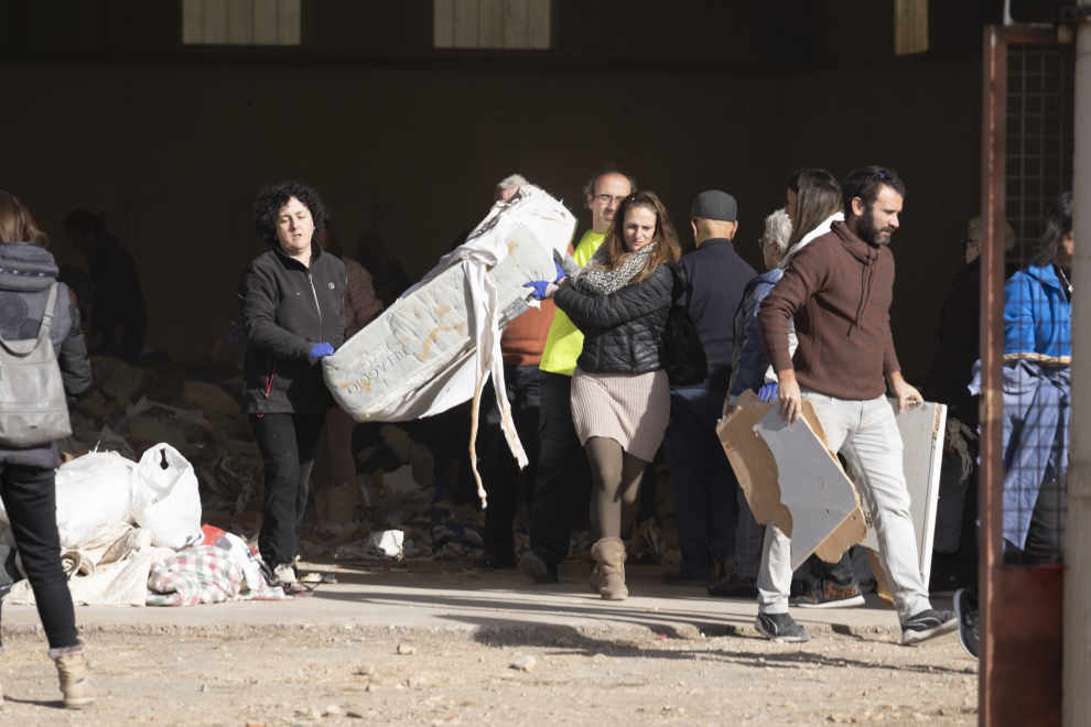 Vecinos del edificio derrumbado en Teruel buscan objetos personales entre los escombros.