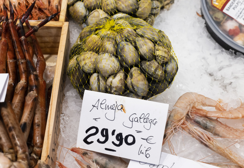 Algunos productos, como la paletilla del ternasco de Aragón, la uva, el rape o la merluza, han subido de precio de cara a la Navidad.