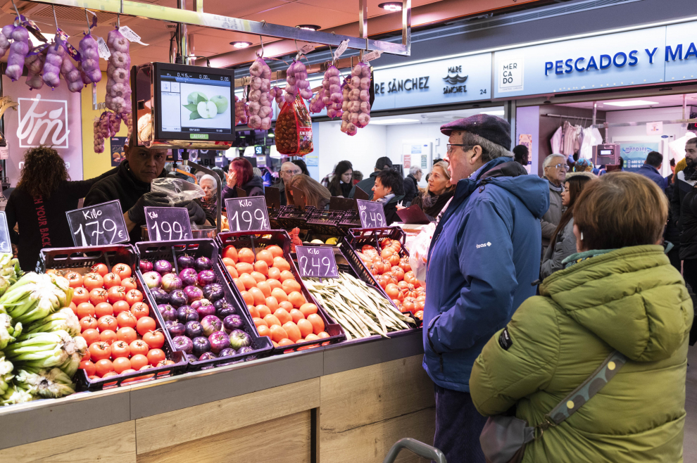 Algunos productos, como la paletilla del ternasco de Aragón, la uva, el rape o la merluza, han subido de precio de cara a la Navidad.