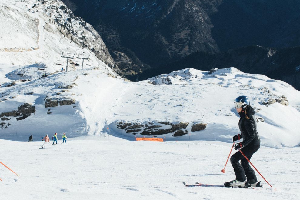 Algunos esquiadores han estrenado 2024 en un soleado Candanchú.