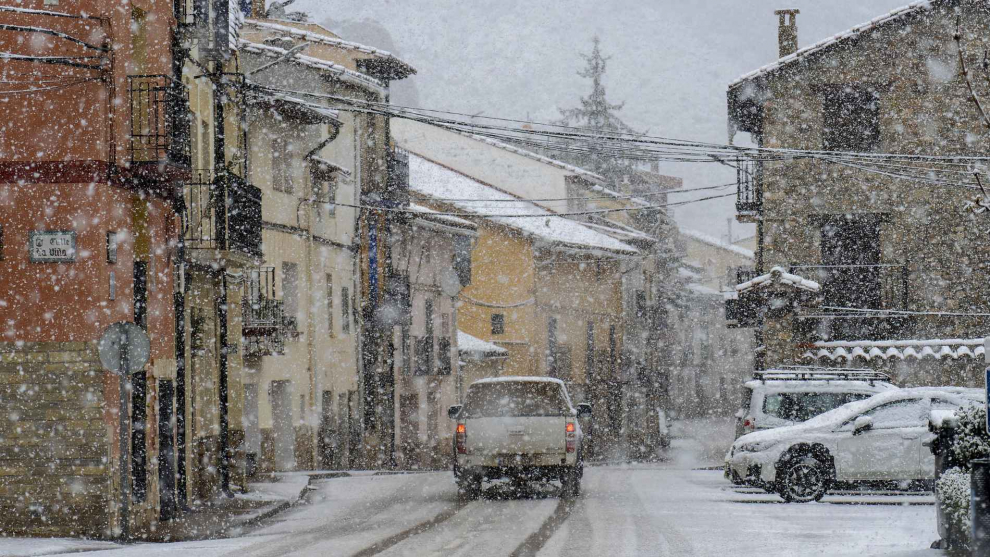 Estos días hay pueblos de Teruel como este que nos regalan preciosas postales nevadas