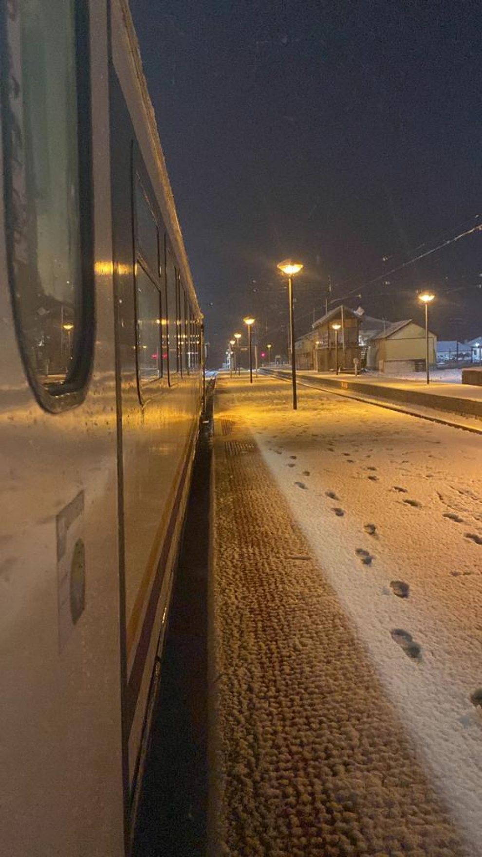 El tren se encuentra varado en Grisén rodeado de nieve sin ningún tipo de solución.