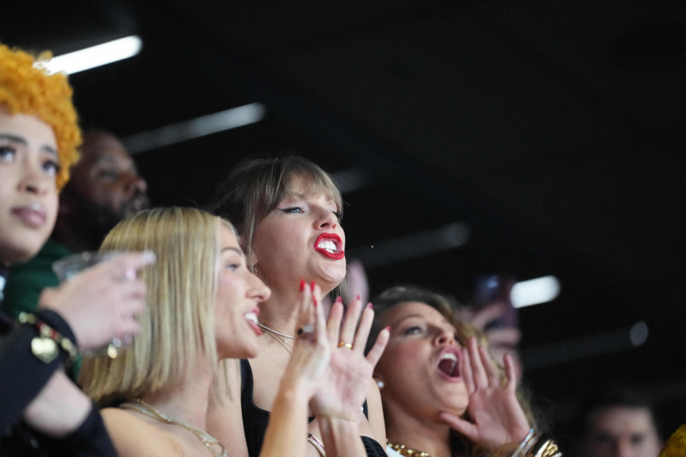 Football - NFL - Super Bowl LVIII - Kansas City Chiefs v San Francisco 49ers - Allegiant Stadium, Las Vegas, Nevada, United States - February 11, 2024 Recording artist Taylor Swift and actor Blake Lively are pictured in the stands during the national anthem before the game REUTERS/Carlos Barria     TPX IMAGES OF THE DAY [[[REUTERS VOCENTO]]] FOOTBALL-NFL-SUPERBOWL/