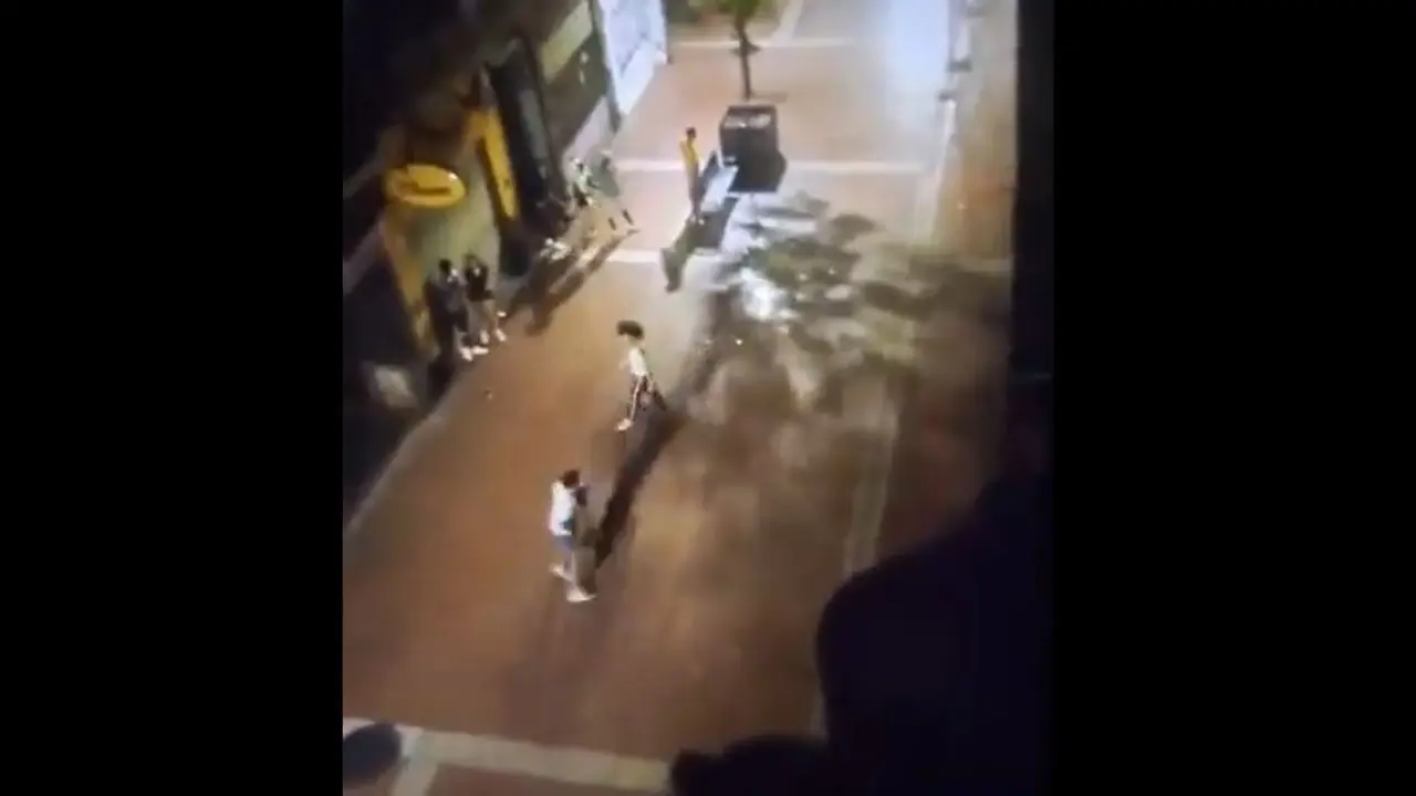 Violenta reyerta de madrugada en Zaragoza: un joven dispara a otro tras ser acuchillado