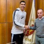 Jawad El Yamiq, al mediodía de este miércoles, 29 de enero, tras firmar su contrato con el Real Zaragoza en la sede del club en La Romareda.