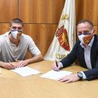 Luca Zanimacchia estampa su firma en el contrato que lo une al Real Zaragoza para la temporada 2020-21, junto al presidente Christian Lapetra.