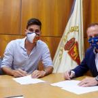 Adrián González firma su nuevo acuerdo laboral junto al presidente del Real Zaragoza, Christian Lapetra