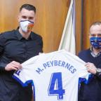 Mathieu Peybernes, junto al presidente, Christian Lapetra, y su nueva camiseta zaragocista, la del número 4.