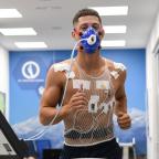 Enzo Lombardo, nuevo jugador de la SD Huesca, durante el reconocimiento médico.