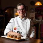 La chef Clara Cros con las carrilleras Altamiras de Cerdo de Teruel IGP.
