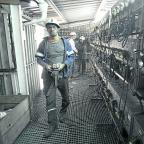 Cambio de turno de los trabajadores en la mina de Samca en Ariño, en una fotografía de 2010.