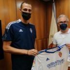 Petrovic posa con la camiseta junto con el director deportivo del Real Zaragoza, Miguel Torrecilla
