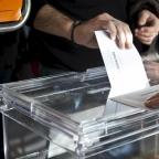 Una persona votando en el colegio Agustina de Aragón de Zaragoza en las elecciones generales de 2011