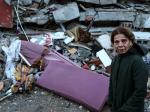 Una mujer llora ante los restos de la que fue vivienda, destruida tras el terremoto, en Hatay, Turquía.