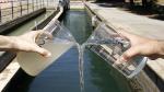 Aspecto que presentan el agua del Canal Imperial -a la izquierda- y el agua de Yesa antes de ser potabilizadas