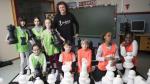 Escolares de primaria del CEIP Zalfonada de Zaragoza, con su maestra Miriam Monreal, tras disputar una partida de ajedrez en el tablero de lona con piezas gigantes