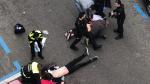 Mientras la Policía Nacional reducía al agresor, agentes de la Local atendían en el suelo a la víctima