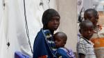 Una mujer congolesa y su hijo, sospechosos de padecer el virus del Ébola, en un centro de tratamiento de Butembo.