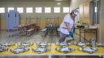Una trabajadora prepara las mesas del comedor escolar del colegio Emilio Moreno Calvete.