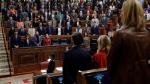 Los diputados guardan un minuto de silencio por los asesinatos de violencia de género durante el pleno celebrado este jueves en el Congreso