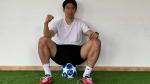 Shinji Kagawa posa en su casa sentado sobre un balón.