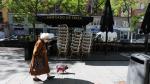 Una mujer pasa junto a una terraza cerrada de un bar en Madrid este miércoles.
