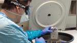 Para centrifugar las muestras, se utilizan contenedores y rotores que impiden la dispersión de aerosoles