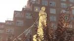 Un grupo de manifestantes derriba una estatua de Colón en Baltimore.