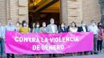 Concentración de rechazo en el Ayuntamiento de Zaragoza a la agresión sexual a una joven en la ciudad..