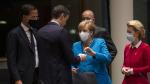 Pedro Sánchez habla con Angela Merkel en presencia del presidente holandés, Mark Rutte; el presidente del Consejo Europeo, Charles Michel, y la presidenta de la Comisión Europea, Ursula von del Meyer.
