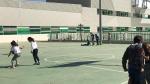 Niños jugando a pisar sombras en una clase de educación física en Valdespartera.