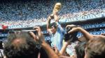 Maradona alzando la Copa del Mundo para Aragentina en el Mundial de México
