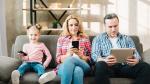 El 31% de padres reconocen que hacen un uso excesivo de la tecnología y no se sienten buenos modelos para sus hijos