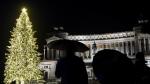 Iluminación navideña en la plaza Venecia de Roma.