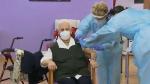 Araceli, de 96 años, la primera vacunada de coronavirus en España.