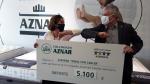 Carmen Cabeza hace entrega de un cheque de 5.100 euros al gerente de Aspanoa, Juan Carlos Acín.