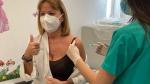 La presidenta del Colegio Oficial de Enfermería de Zaragoza, Teresa Tolosana, recibe la primera dosis de la vacuna contra la covid-19