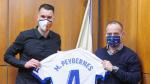 Mathieu Peybernes, junto al presidente, Christian Lapetra, y su nueva camiseta zaragocista, la del número 4.
