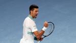 Novak Djokovic celebra su triunfo sobre Aslan Karatsev en semifinales del Abierto de Australia.