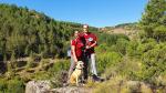 Iván Giménez y Lisa Lago junto a su perro Rico en el entorno de El Vallecillo, en la sierra de Albarracín.